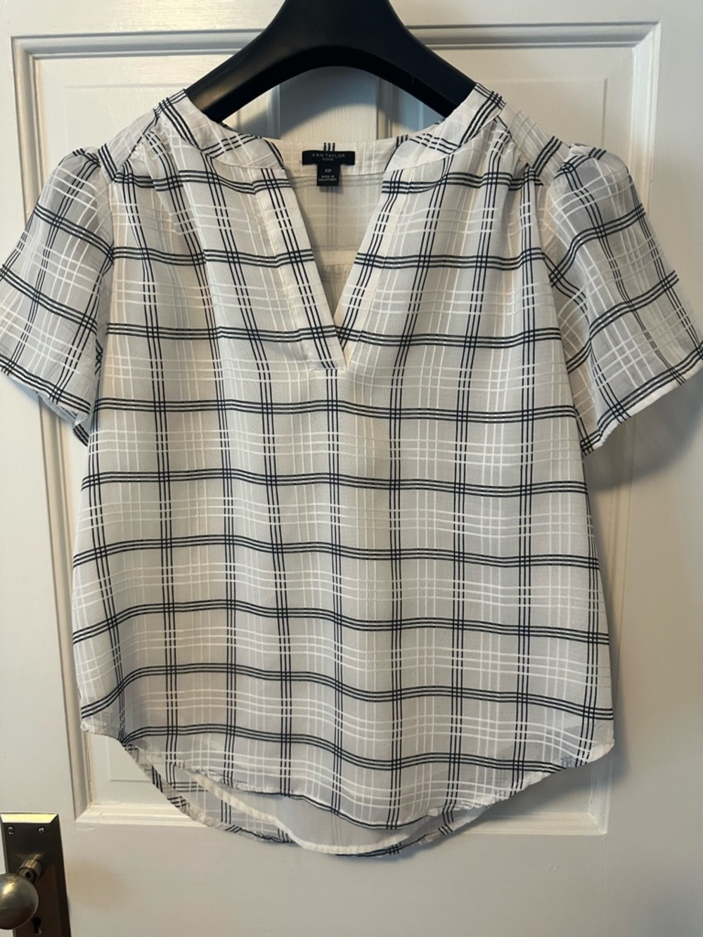 Ann Taylor Black & White Plaid Short Sleeve V-Notch Blouse